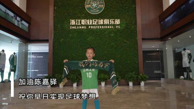 ;正邪双雄张家辉和任贤齐互拽领口，怒目相视，局势难分伯仲